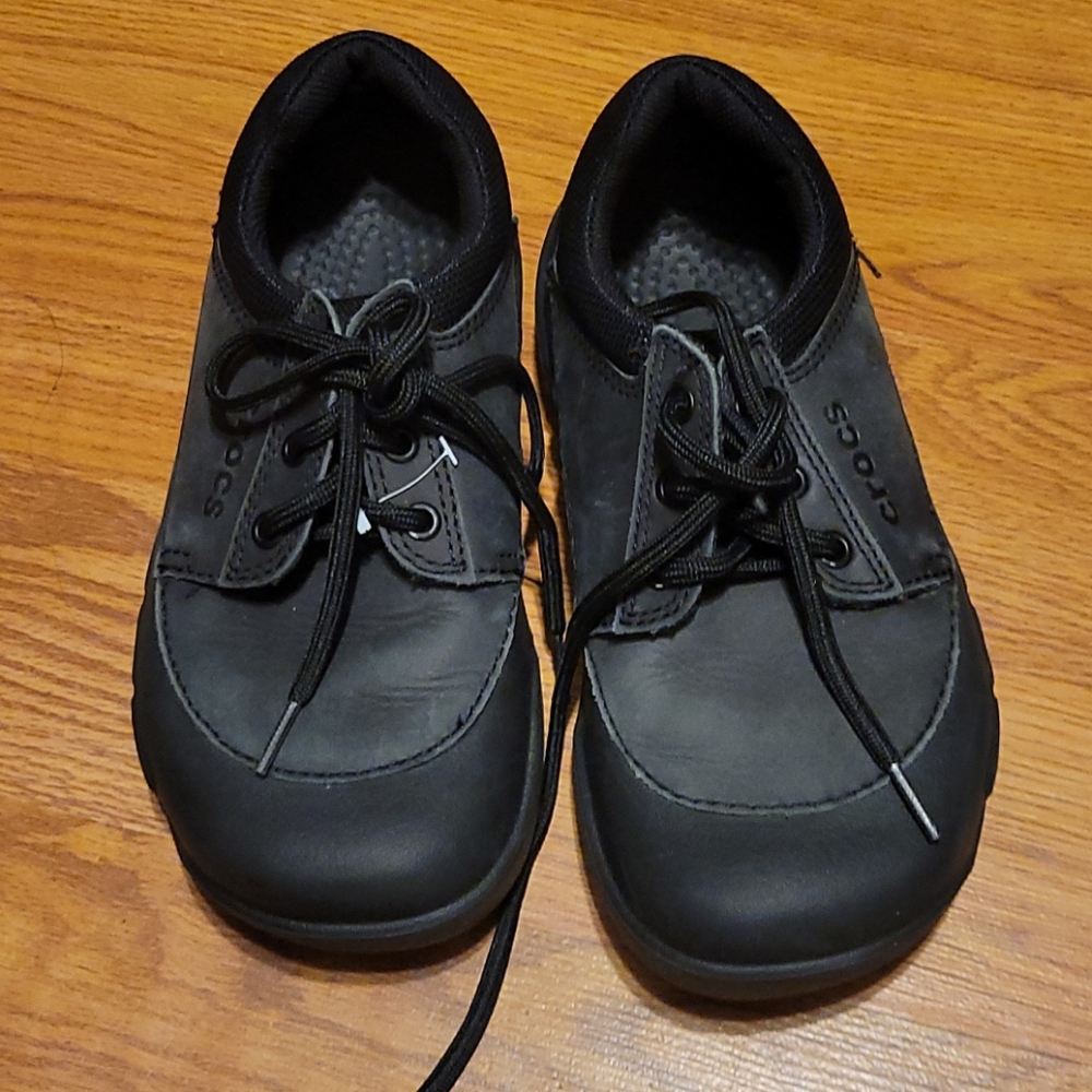 W7 Crocs